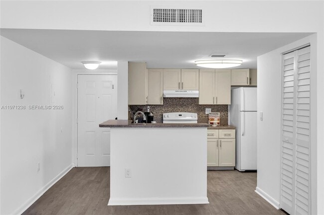 Foto del edificio - 9785 Nob Hill Ct