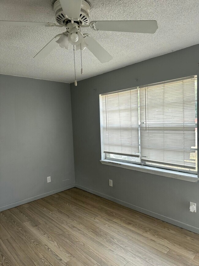 Foto del edificio - 2775 Eliasberg St