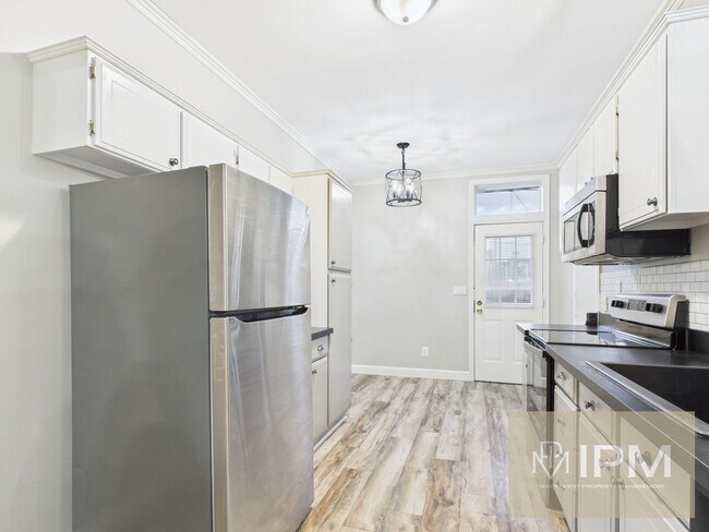 Foto del edificio - Beautiful 4 Bedroom, 1 Bath Home with Off-Street Parking!!