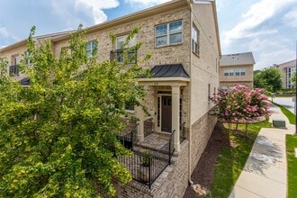 Building Photo - 745 Fountainhead Ln NE