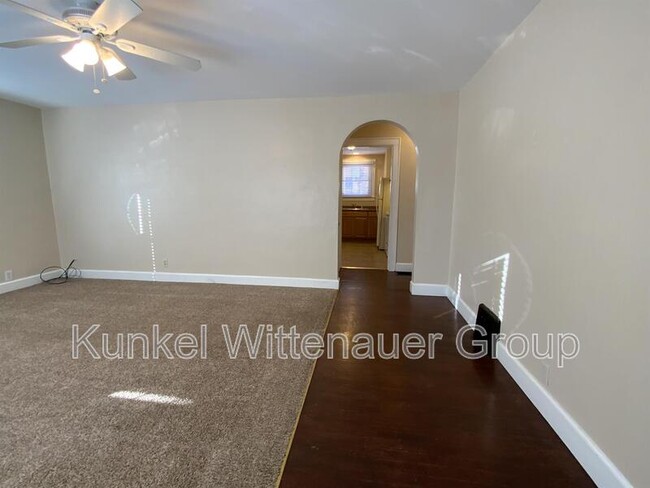 Building Photo - 407 W Van Buren St