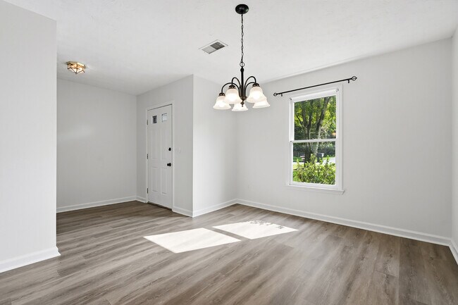 Foto del edificio - 4061 Keheley Glen Dr