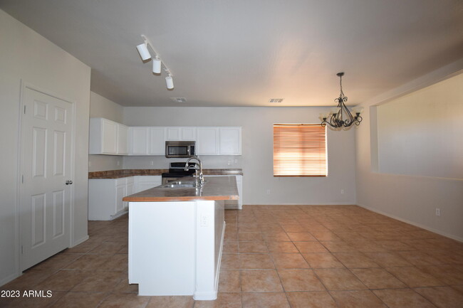 Building Photo - 1272 E Strawberry Dr