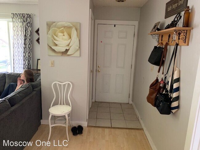 Building Photo - 5 br, 3 bath Apartment - 1211 E 5th St