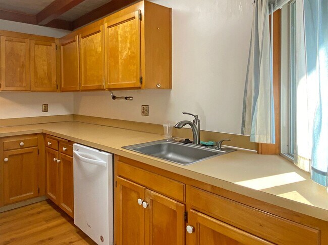 Building Photo - Darling Townhome in NE Corvallis