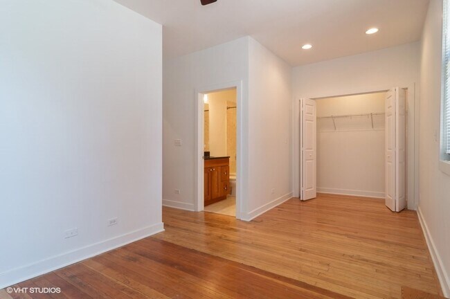 Building Photo - 841 W Armitage Ave
