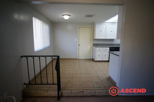 Building Photo - Beautiful Southwest Home with Pool!