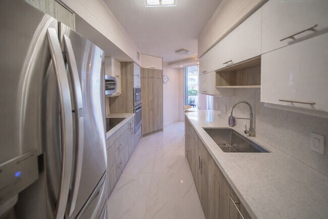 Building Photo - Luxury 2bd/2ba beachfront condo with large private patio