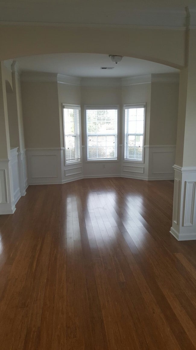 Building Photo - 131 Rossmore Dr