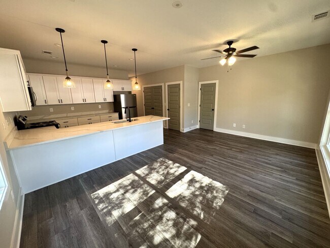 Building Photo - Downtown 4br Home FOR RENT