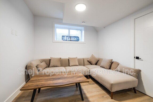 Photo du bâtiment - 9005-9092 92 Ave NW