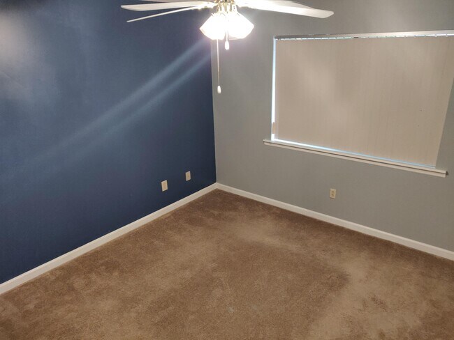 Building Photo - 351 Somerset Dr