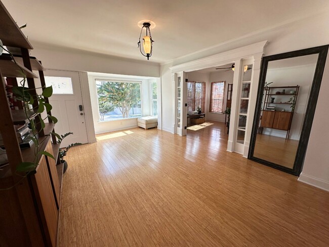 Foto del edificio - 3 Bdrm/2 Bath Mid-Century Home in Golden H...