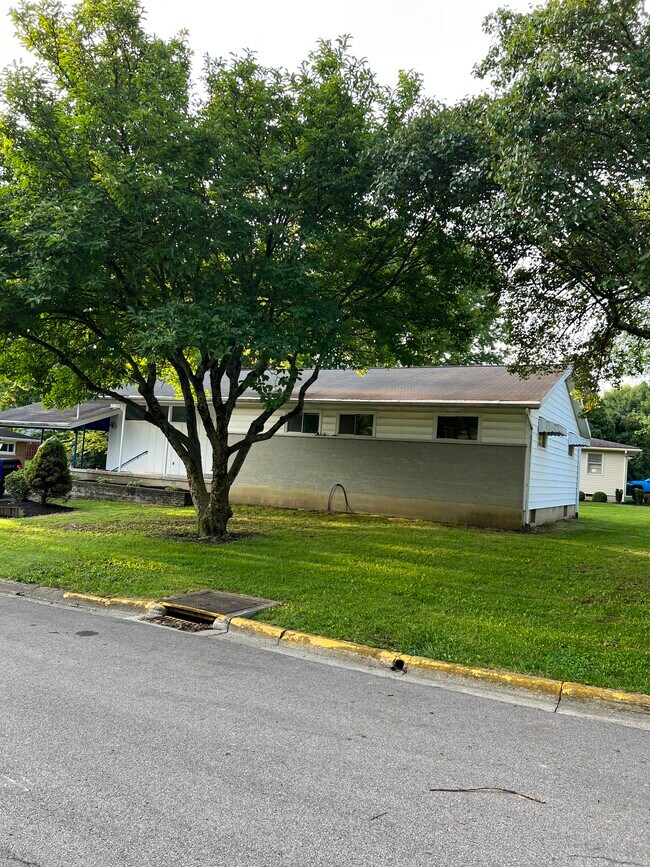 Building Photo - 1076 Sylvan Dr