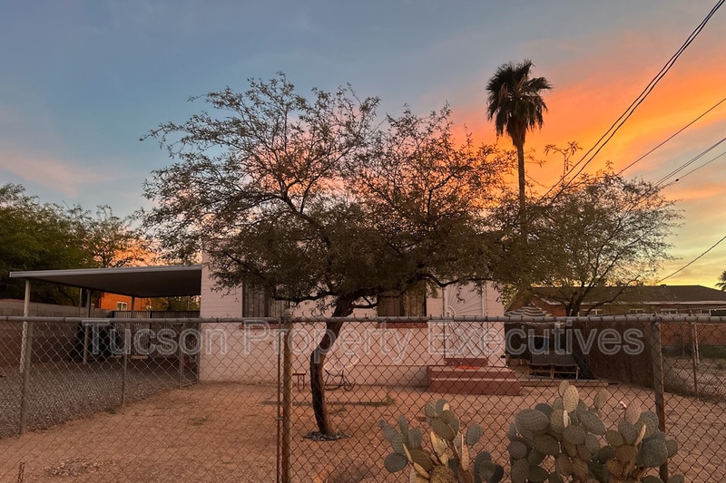 Foto principal - 419 E Lester St