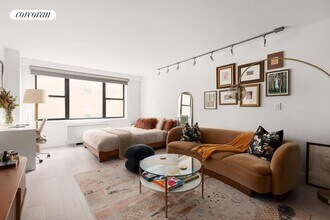 Building Photo - 7 E 14th St