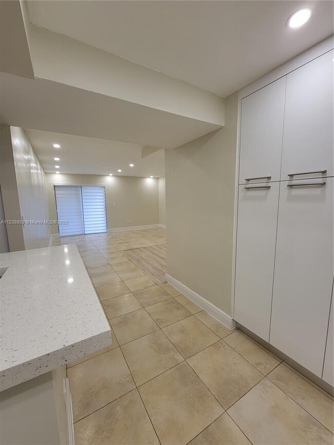Building Photo - 9371 Fontainebleau Blvd