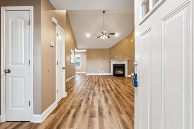Foto del edificio - 1370 Whitt Ln