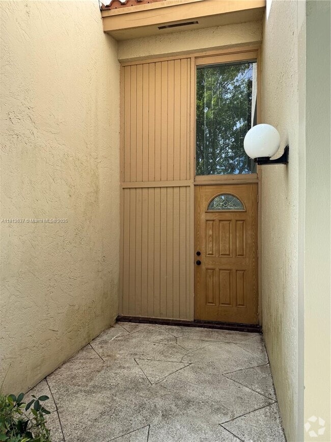 Building Photo - 14293 Kendale Lakes Cir