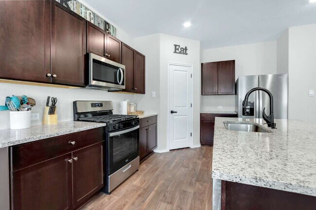Foto del edificio - "Charming 4-Bedroom Retreat with Spacious ...