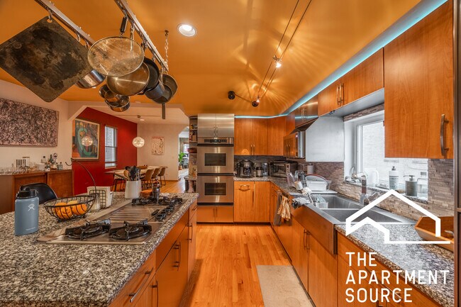 Foto del edificio - 1224 W Augusta Blvd