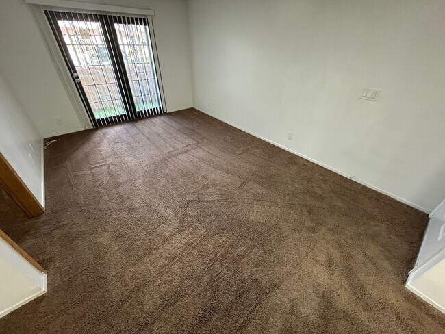 Foto del edificio - 1 BEDROOM / 1 BATH GATE COMMUNITY/ LOCATED...