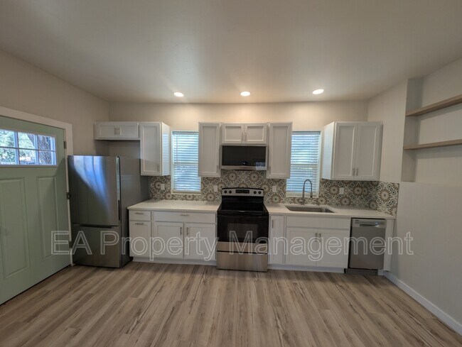 Foto del edificio - 816 1/2 13th St NW