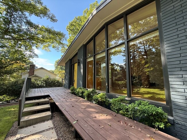 Building Photo - Luxurious 4BD, 3BA Raleigh Home with Fence...