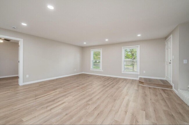 Building Photo - 222 Live Oak Ln