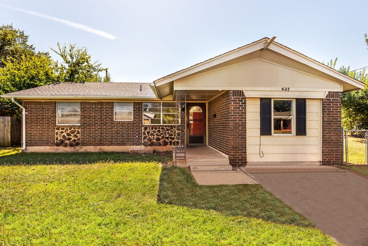 Primary Photo - Adorable home + Moore Schools