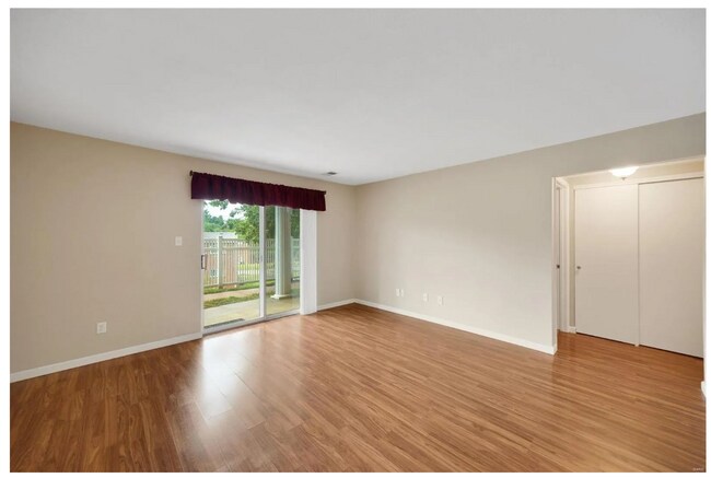 Foto del edificio - 12122 Natural Bridge Rd