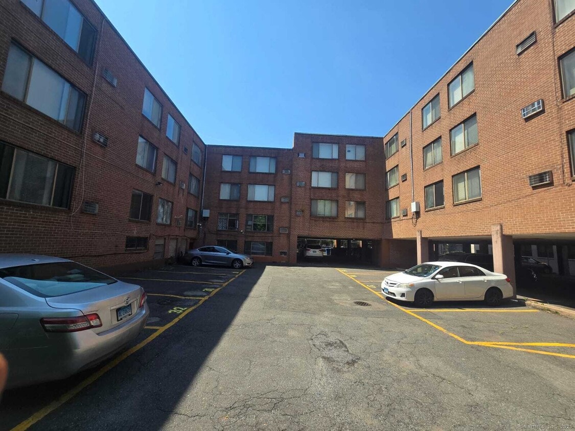 Building Photo - 950 Asylum Ave