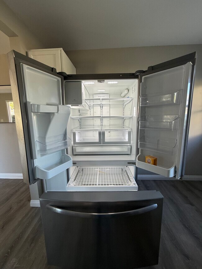 Frigorífico de doble puerta con congelador inferior - 1954 Misty Cir