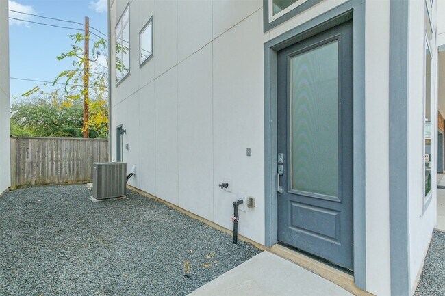 Foto del edificio - 1305 Mayfair Clarkson Ln