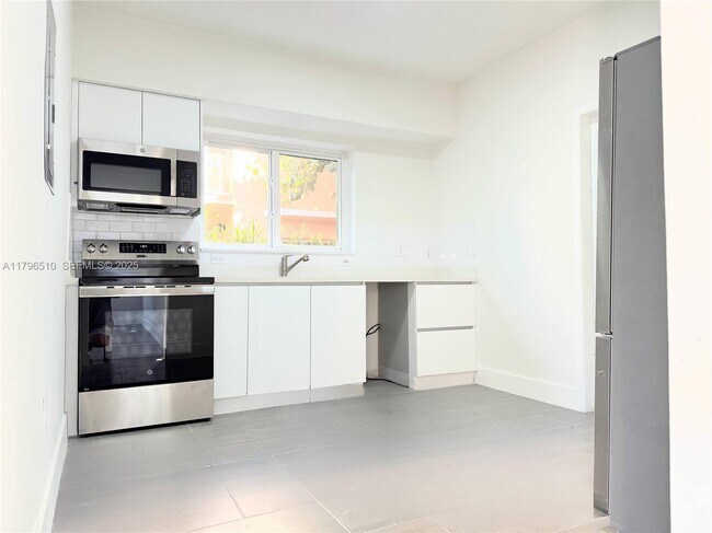 Foto del edificio - 7325 Byron Ave