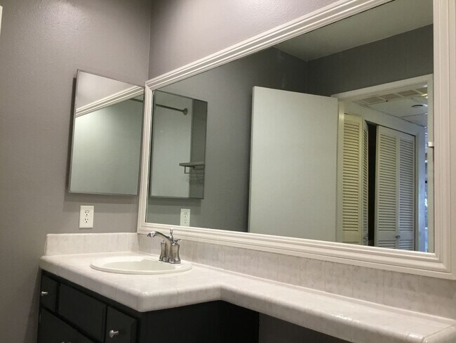 Building Photo - 2BR 2BA Condo-AC, Washer/Dryer in Unit, Pe...