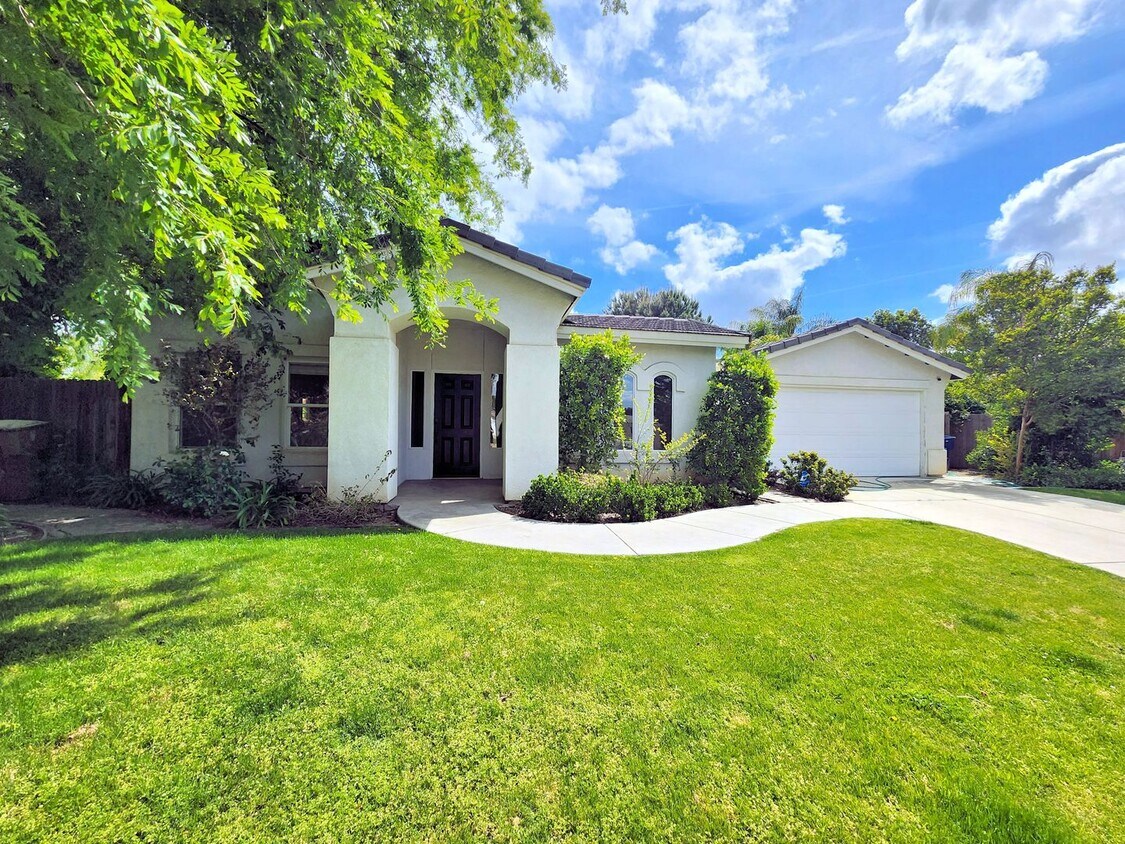 Primary Photo - Beautiful home with paid Solar in Seven Oaks!