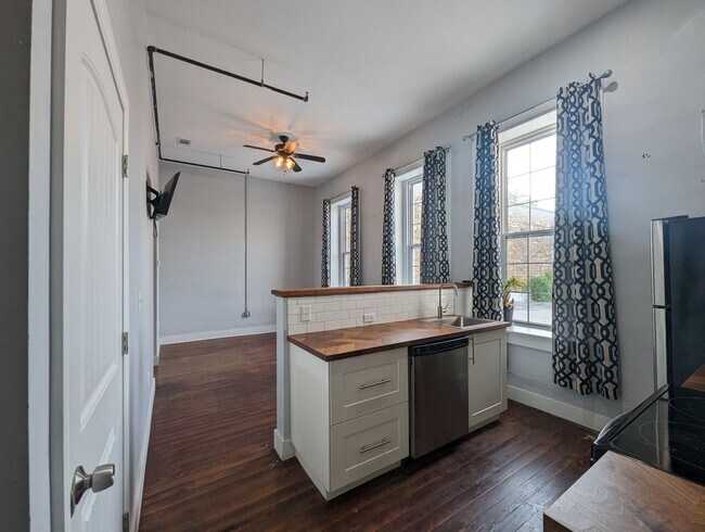 Foto del edificio - Upstairs Loft on Main Street in Batesville...