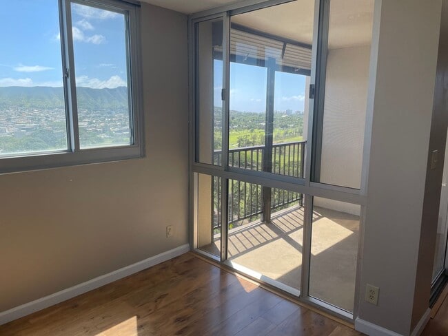 Building Photo - One Bedroom with Diamond Head Views Availa...