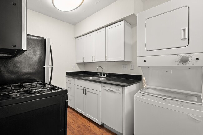 Foto del edificio - 2401 Manor Rd