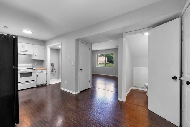 Foto del edificio - Charming 2-Bedroom Duplex in an Established Neighborhood