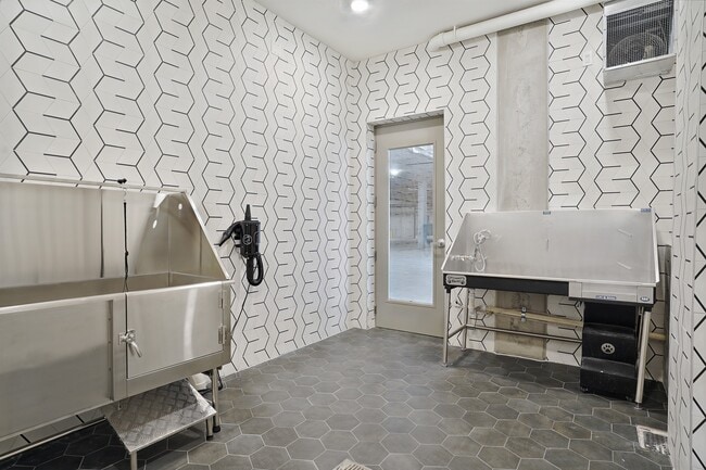 Building Photo - The Whitney