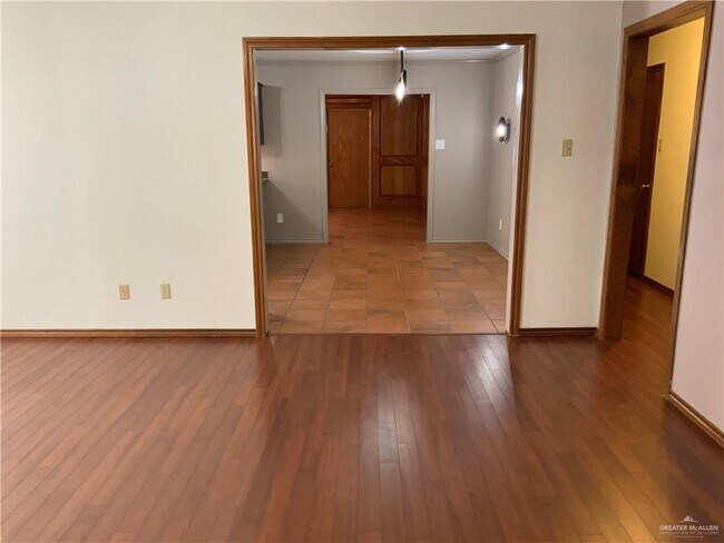 Building Photo - 14 Gumwood Ave