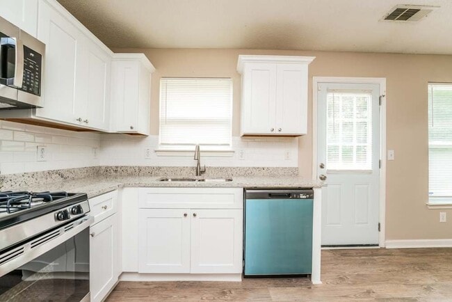 Building Photo - 4943 Bryant Dr
