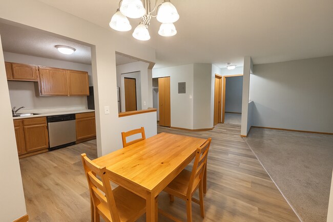 Foto del edificio - Quaint, Updated 1 Plus Den Condo in Bloomi...