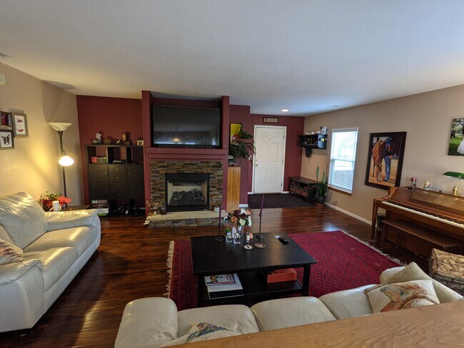 Livingroom - 3756 Waterglen Plz