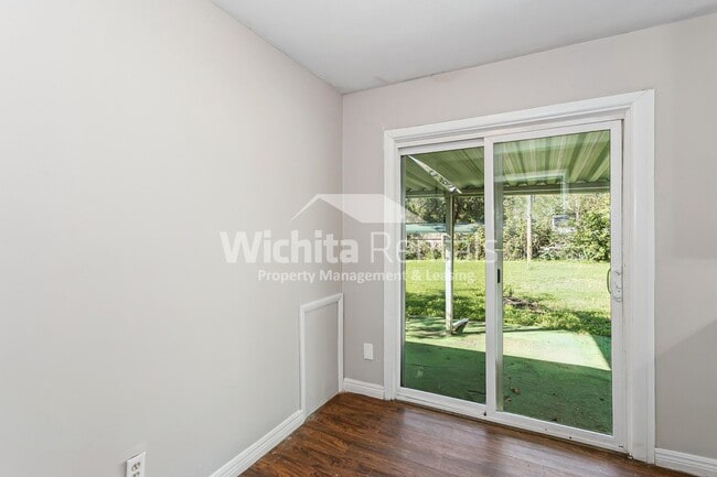 Building Photo - Move-In ready 2 bed/ 1 bath + 1 car garage