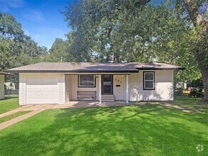 Building Photo - 121 Wisteria St