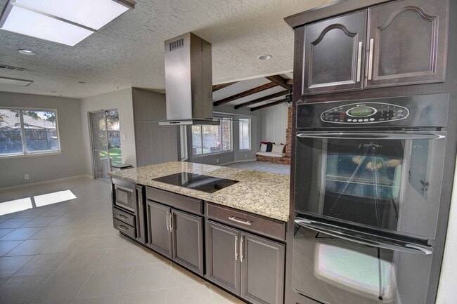 Building Photo - Beautiful Estate in the Heart of the NE He...