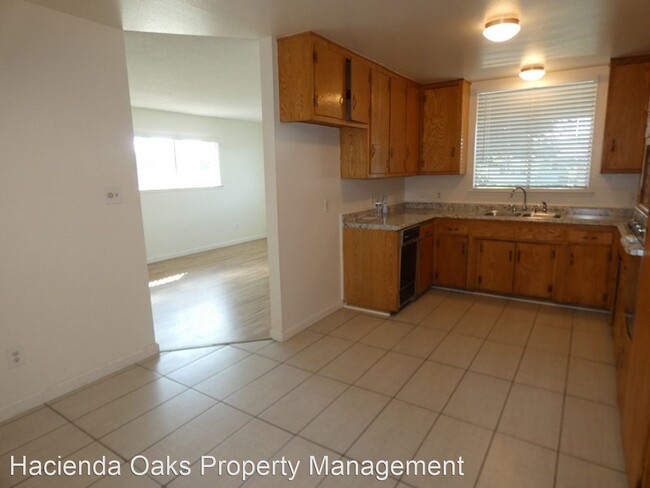 Foto del edificio - 4 br, 1.5 bath House - 1568 S. Walnut Avenue